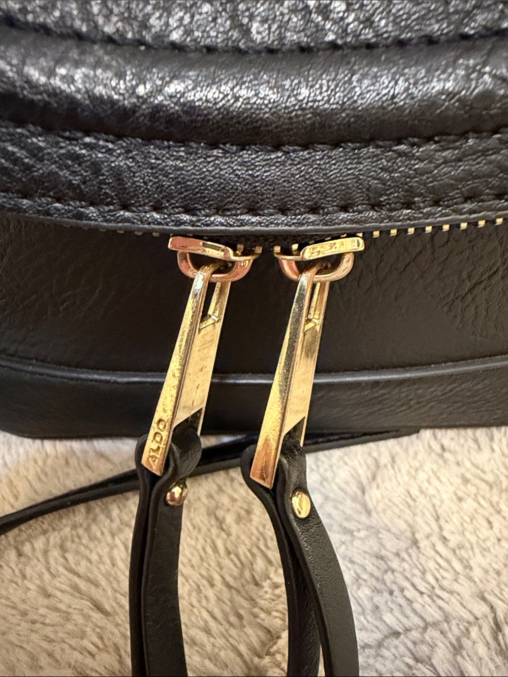 the classicAldo Derovina Crossbody Bag in black faux leather GUC +Aldo Charm - Picture 4 of 10